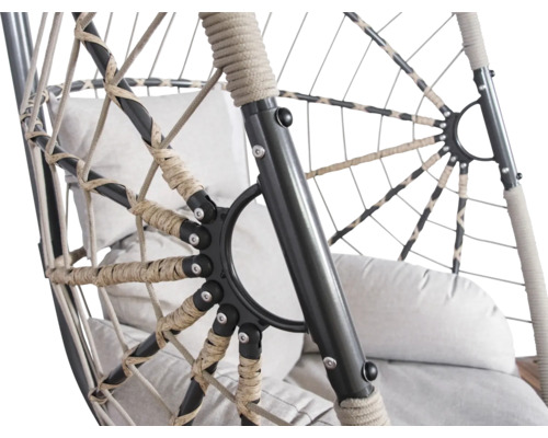 Detailweergave van een hangstoel met metalen frame en touwomwikkeling