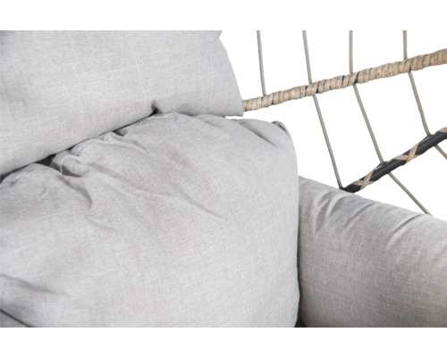 Close-up van lichtgrijze kussens op een hangstoel