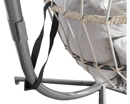 Detailweergave van een hangstoel met metalen frame en textielbekleding