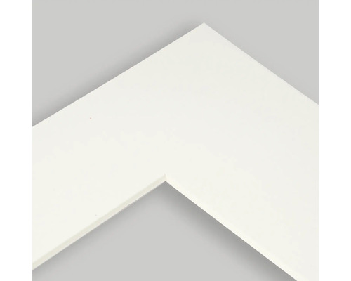 Detailopname van een wit fotolijsthoekstuk