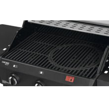 Detailopname van een barbecue met grillrooster en warmhoudrek