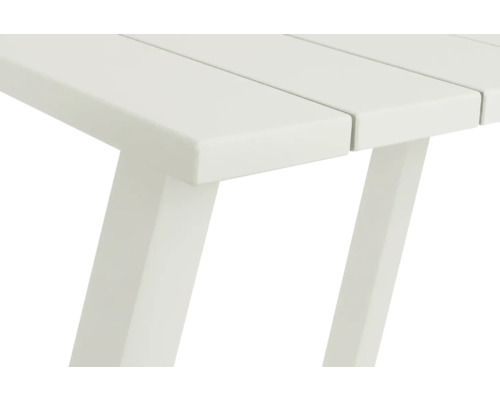 Detailweergave van een tuintafel met tafelblad en tafelpoten