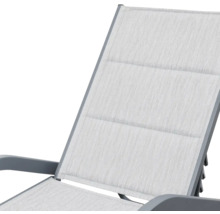 Detailopname van een tuinligstoel met aluminium frame en stoffen bekleding