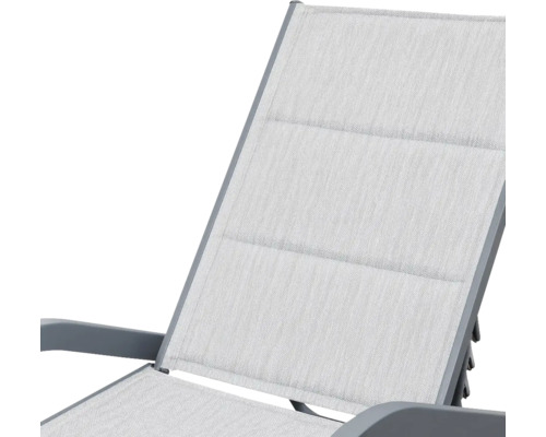 Detailopname van een tuinligstoel met aluminium frame en stoffen bekleding