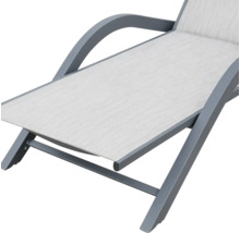 Detailaanzicht van een grijze tuinligstoel met textielbekleding.