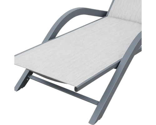 Detailaanzicht van een grijze tuinligstoel met textielbekleding.