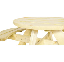 Detailopname van een ronde houten picknicktafel
