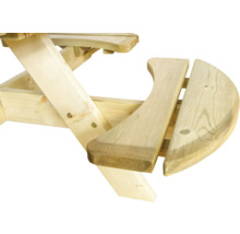 Detail van een houten tuintafel