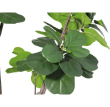 Close-up van een kunstplant met groene bladeren aan een bruine steel.