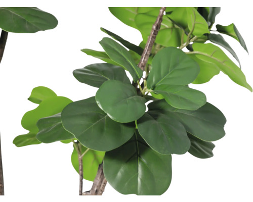 Close-up van een kunstplant met groene bladeren aan een bruine steel.