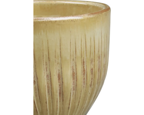 Detailopname van een keramische bloempot met een gegroefd oppervlak