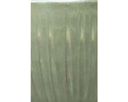 Close-up van een plantenbak met een gegroefd oppervlak