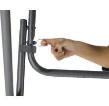 Detailopname van een persoon die een bout aan een schommelframe bevestigt.