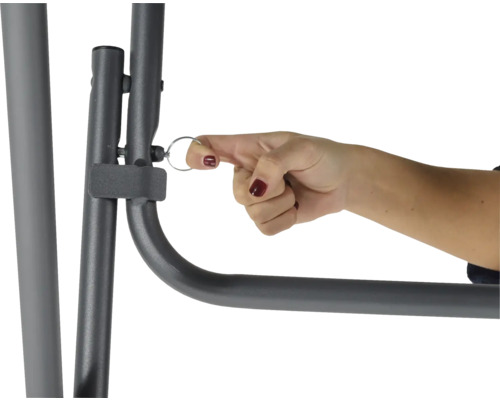 Detailopname van een persoon die een bout aan een schommelframe bevestigt.