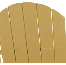 Detailaanzicht van de rugleuning van een houten tuinstoel