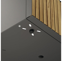 Detailweergave van een tuinhuisverlichting met sensor en houten elementen