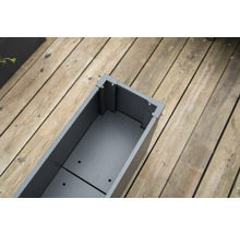 Metalen plantenbak op houten terras