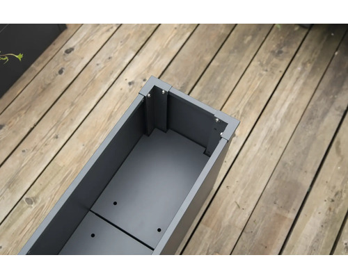 Metalen plantenbak op houten terras