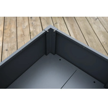 Hoek van een metalen plantenbak