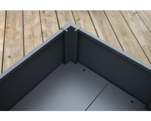 Hoek van een metalen plantenbak