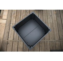 Vierkante metalen plantenbak op een houten terras