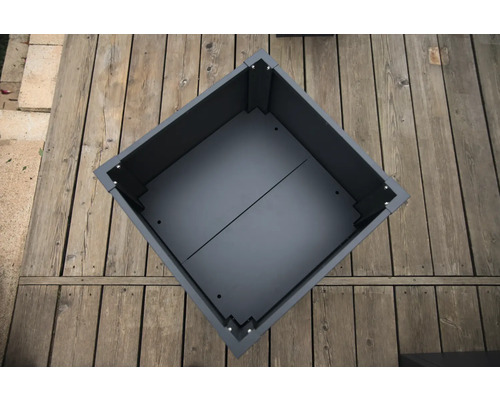 Vierkante metalen plantenbak op een houten terras