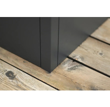 Detailopname van een tuinhuis op een houten terras