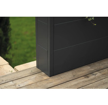 Detailopname van een zwart houten privacyscherm op een terras