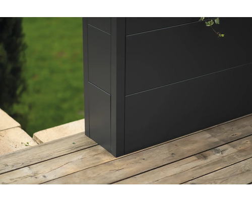 Detailopname van een zwart houten privacyscherm op een terras