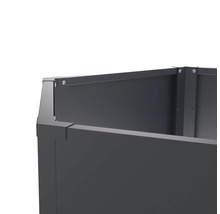 Detailopname van een metalen plantenbak met schroeven