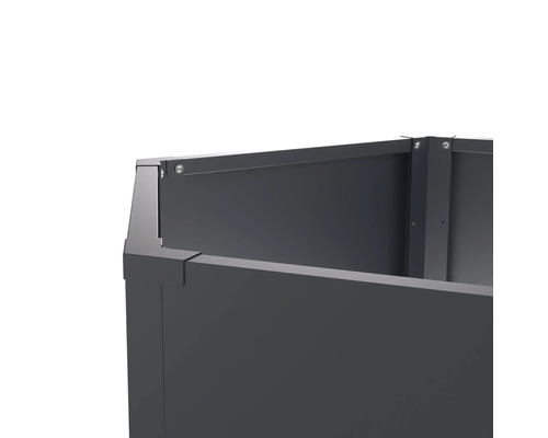 Detailopname van een metalen plantenbak met schroeven