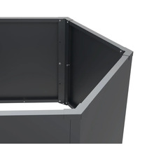 Detailopname van een metalen plantenbak, die stabiliteit en een modern ontwerp biedt voor de tuin