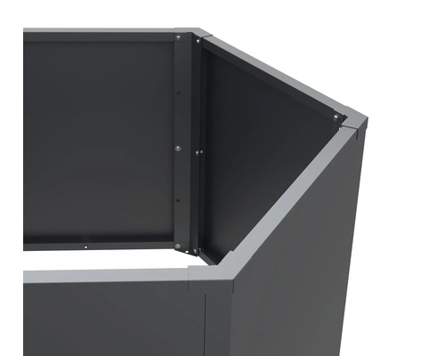 Detailopname van een metalen plantenbak, die stabiliteit en een modern ontwerp biedt voor de tuin