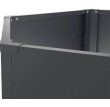 Detailopname van een metalen plantenbak