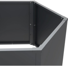 Detailopname van een metalen plantenbak