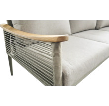 Detail van een tuinstoel met houten armleuning en touwbespanning