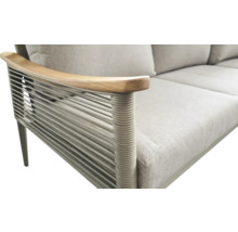 Close-up van een bank met houten armleuning en touwbespanning