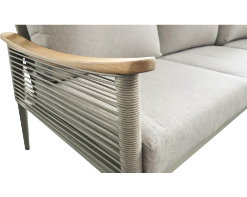 Close-up van een bank met houten armleuning en touwbespanning