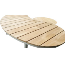 Detail van een tuintafelblad gemaakt van houten latten