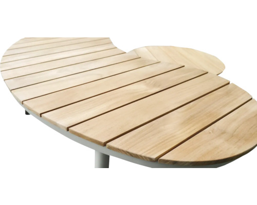 Detail van een tuintafelblad gemaakt van houten latten