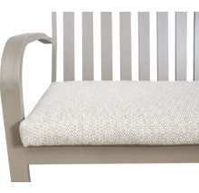 Detailopname van een tuinstoel met armleuning en zitkussen