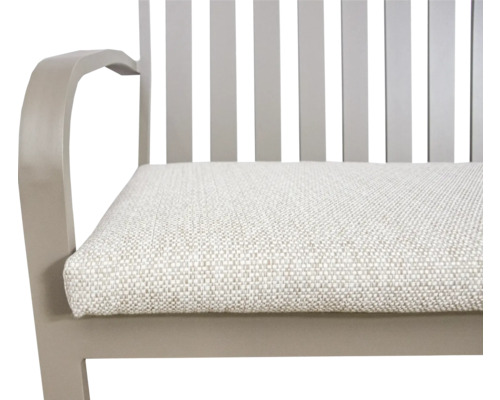 Detailopname van een tuinstoel met armleuning en zitkussen