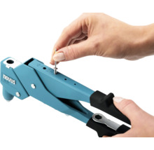 Een popnageltang in gebruik met een nagel in de hand.