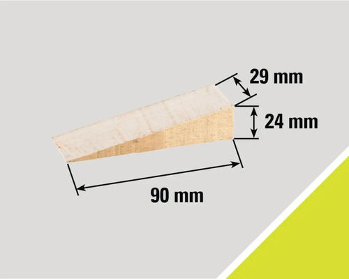 Houten wig met afmetingen 90 mm lengte, 24 mm hoogte en 29 mm breedte.