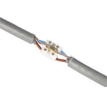 Verbinding van twee stroomkabels met een klem