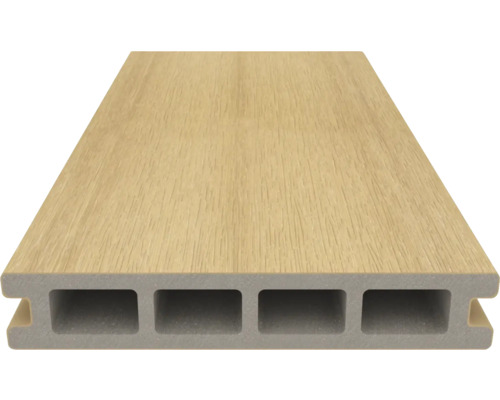 Terrasplank van houtcomposiet met holkamerprofiel