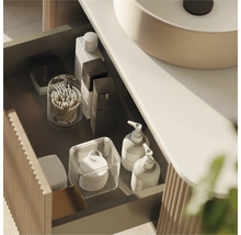 Badkamerkast met open lade en diverse badkamerartikelen