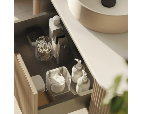 Badkamerkast met open lade en diverse badkamerartikelen