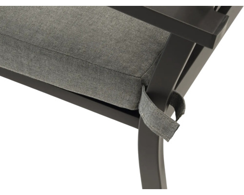 Detailopname van een stoelkussen met bevestigingsband