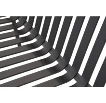 Detailaanzicht van een bank met metalen latten